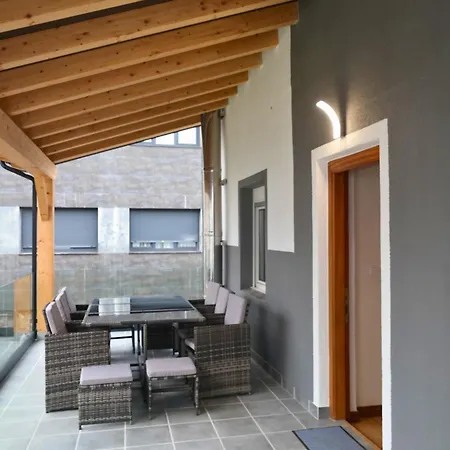 Con Terraza Y Jardin En